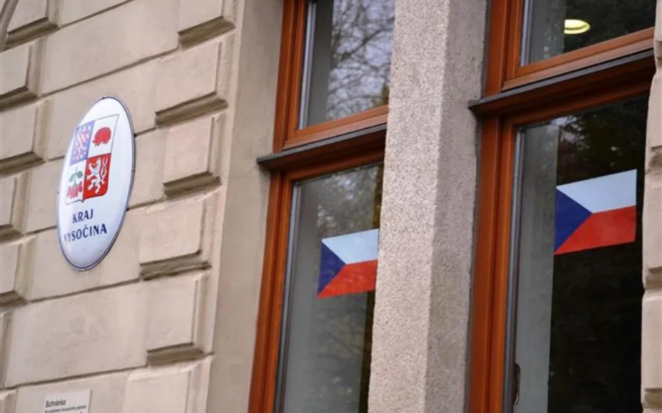 Kraj se připojil k vytvoření nového rekordu. Úřad zdobí šestnáct českých vlajek