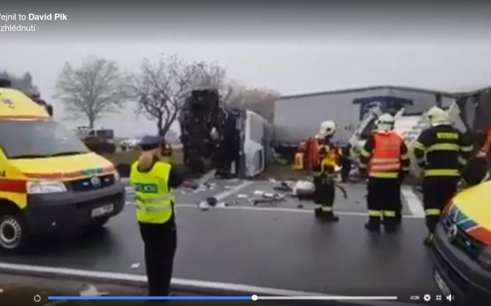 U Věžnice se střetl linkový autobus s tahačem. Zraněno bylo deset lidí, z toho tři vážně