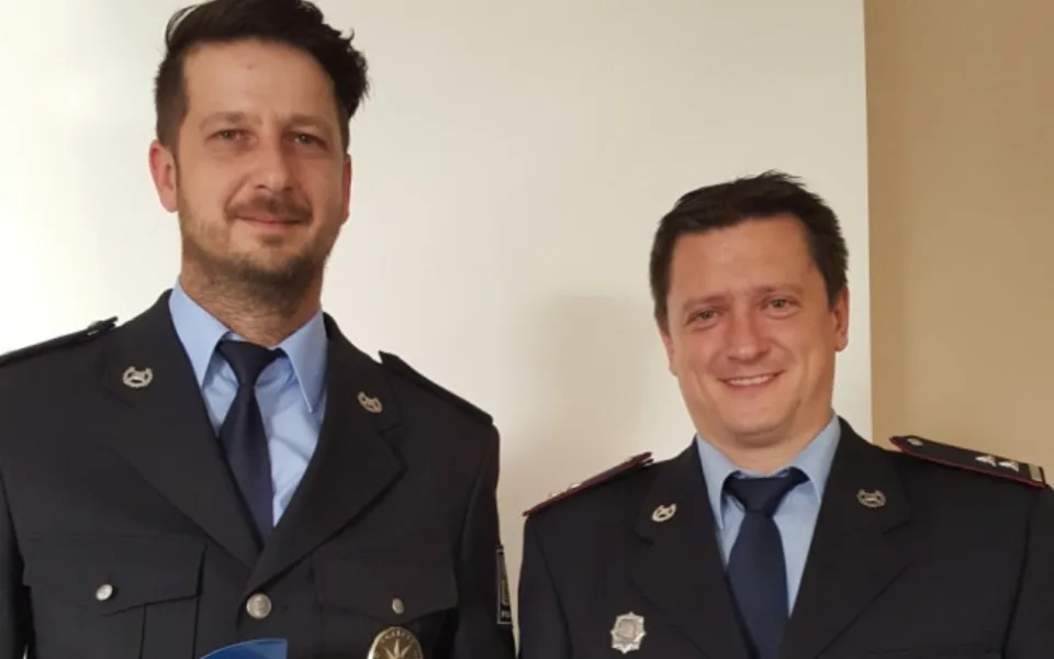 Nezletilý chlapec si podřezal žíly, zachránili ho však dva duchapřítomní policisté