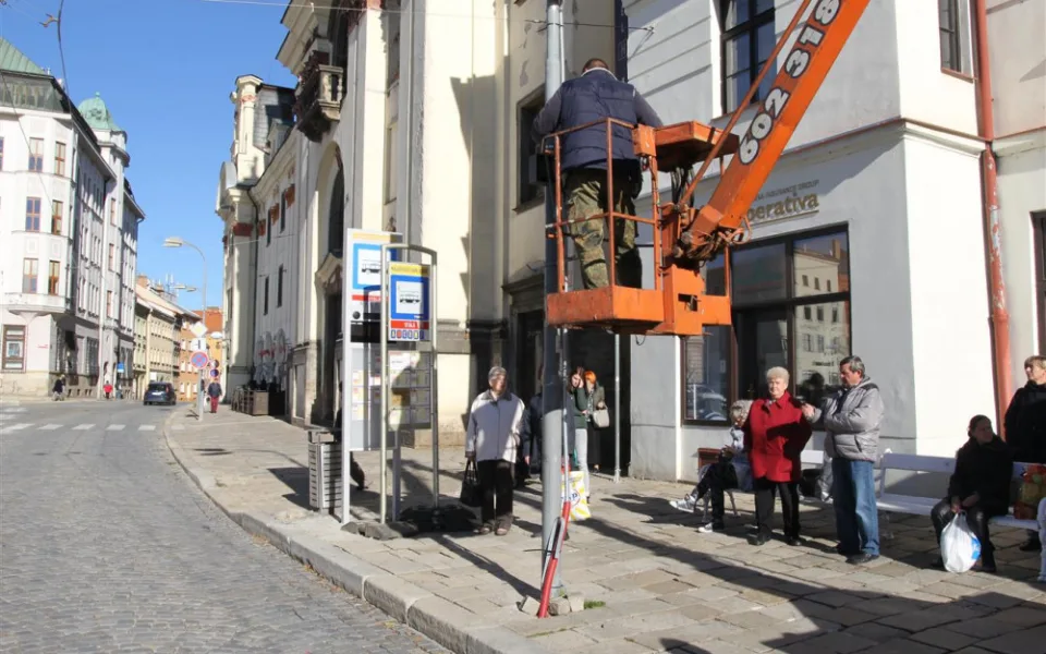 Jihlava má dvacítku chytrých zastávek. Jsou třeba na Březinkách nebo u nemocnice