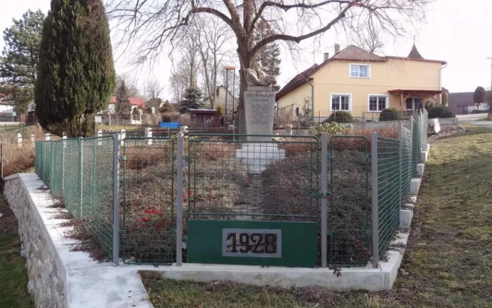 Pomník v Rodinově na Pelhřimovsku