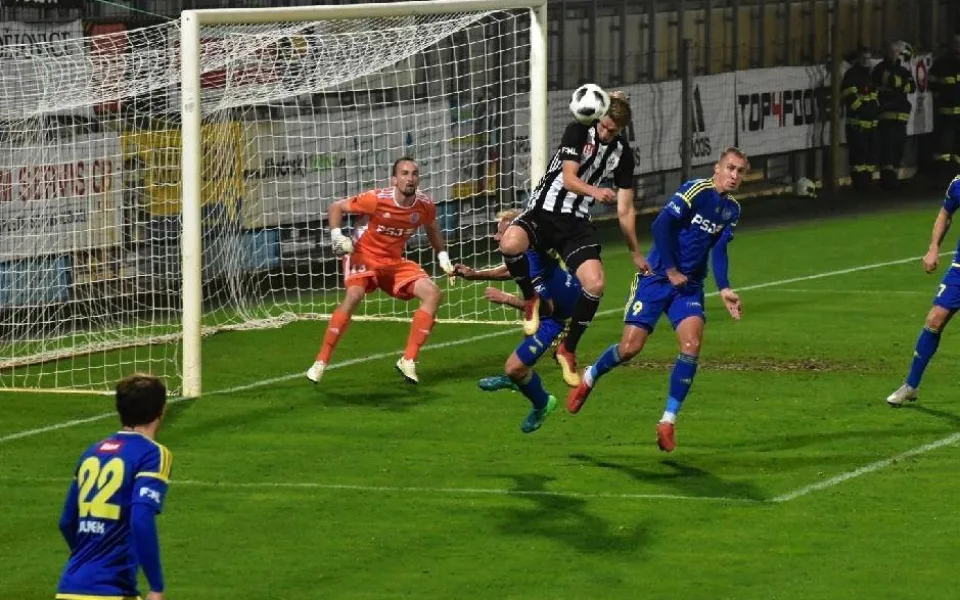 Bitvu o čelo druhé ligy zvládli lépe České Budějovice. Vysočina je po prohře 2:0 o skóre druhá