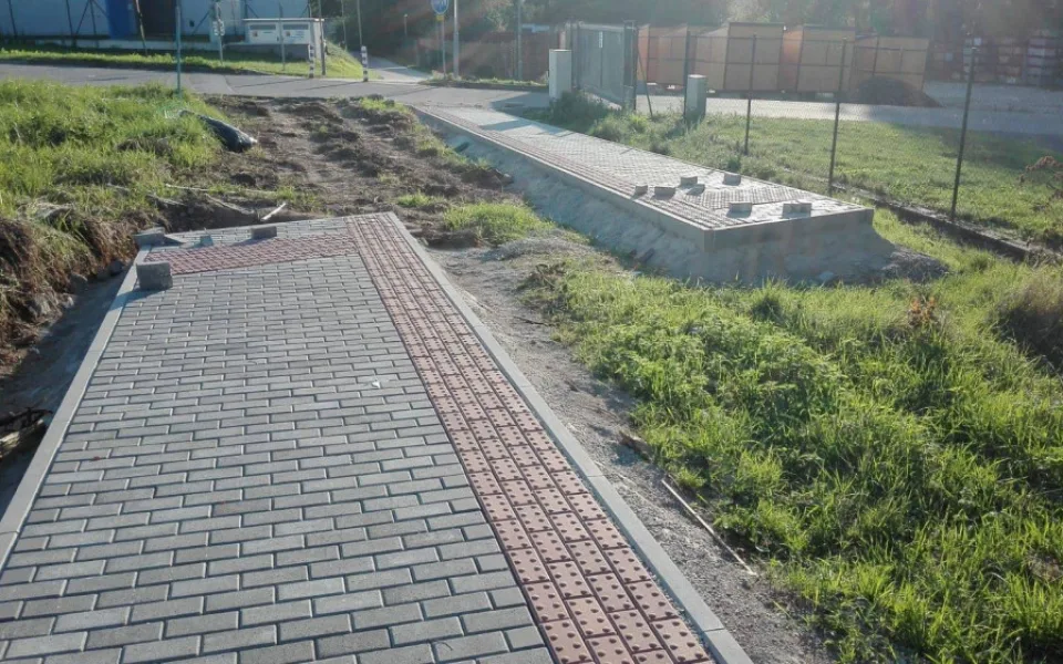 V Hruškových Dvorech mají zvláštní nový chodník. Jeho části na sebe nenavazují