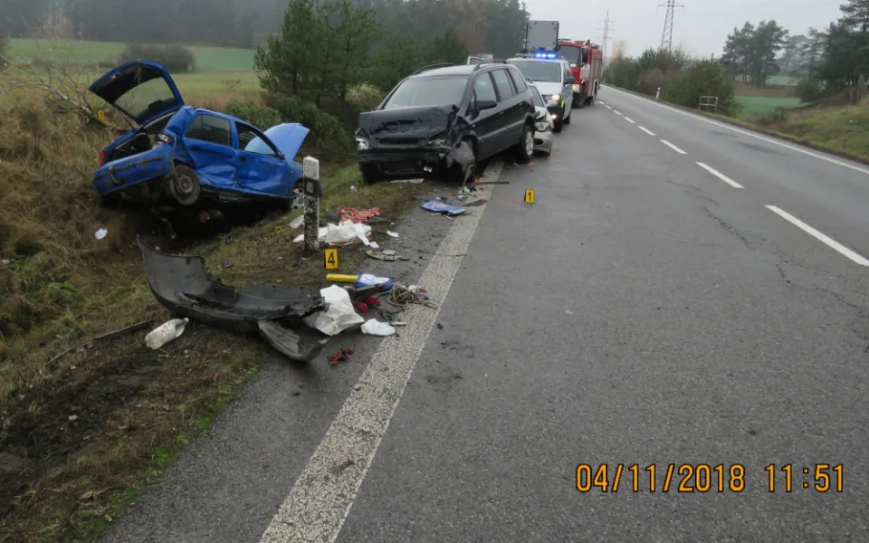 Devatenáctiletý řidič nezvládl vysokou rychlost a dostal smyk. Naboural policejní auto, tři muži se zranili