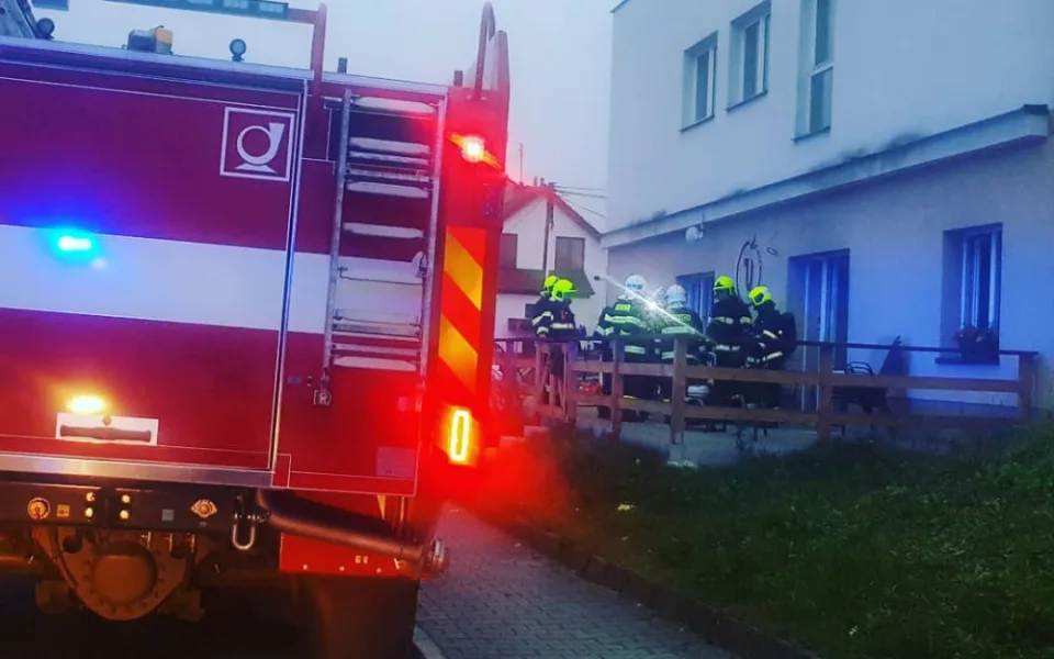 V jihlavské Pasece dnes ráno hořelo. Lidé nabízí pomoc s úklidem po požáru