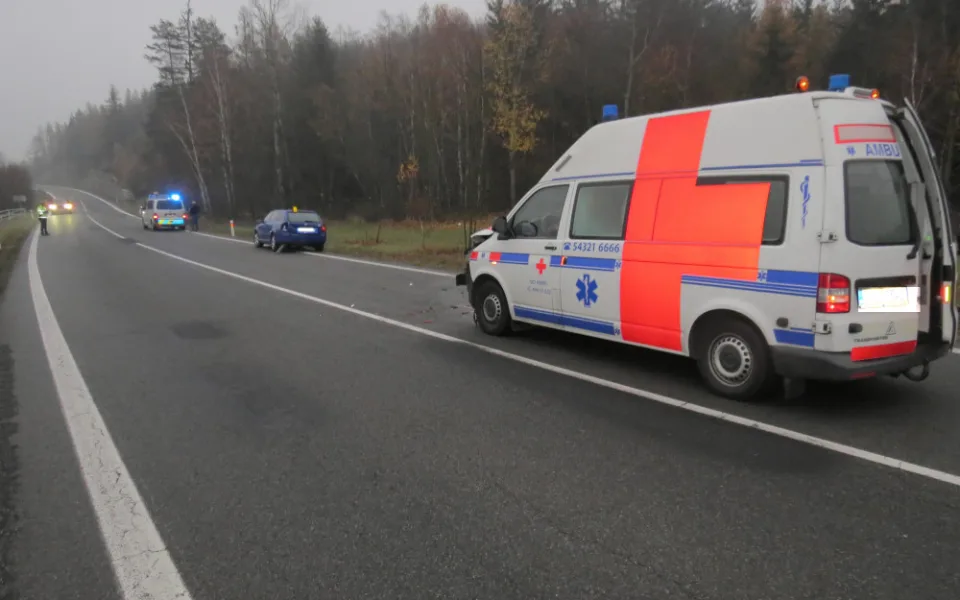 Neviděli jste včerejší nehodu sanitky s osobákem? Policisté uvítají hlavně záznamy z palubní kamery