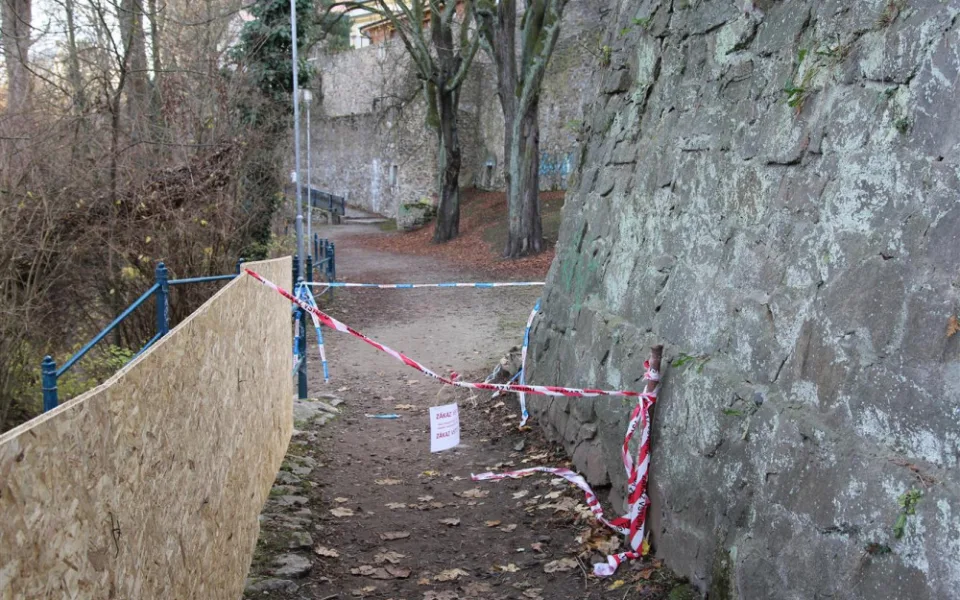 Poblíž kostela sv. Jakuba se rozpadá historická zeď. Nevstupujte na cestu, je to nebezpečné, varuje policie