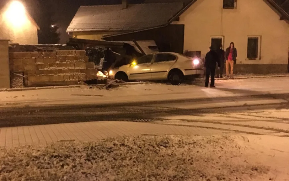 Řidič v Dolní Cerekvi kvůli mokré silnici skončil ve zdi rodinného domu
