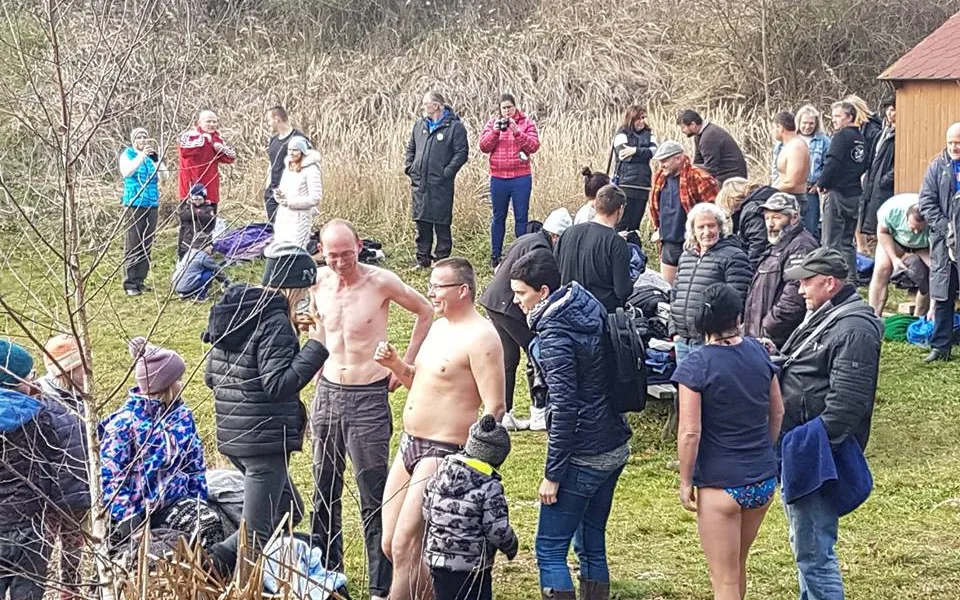 Stmelovací akce v ledové vodě. V Kostelní Myslové se v neděli koupalo na čtyřicet otužilců