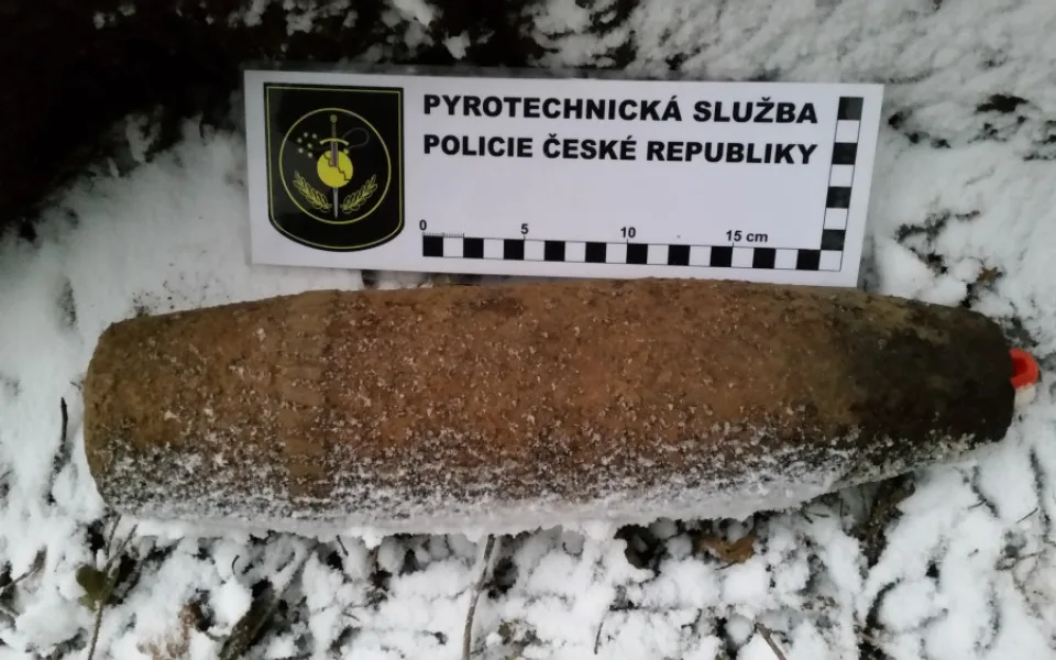 Nalezený granát pyrotechnik zlikvidoval na místě. Přivoláni byli i hasiči