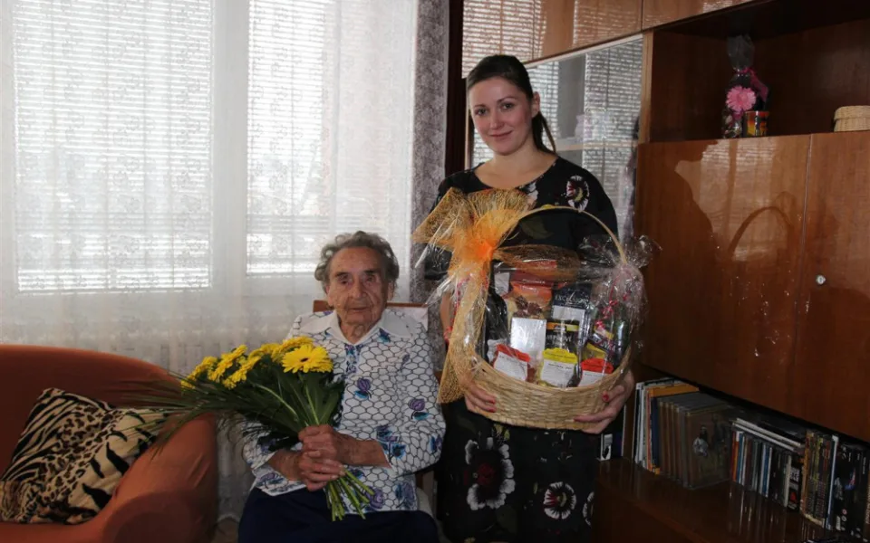 Nejstarší Jihlavačka Helena Kyralová slaví 104 let. S gratulací přišla i její bývalá sousedka Karolína Koubová