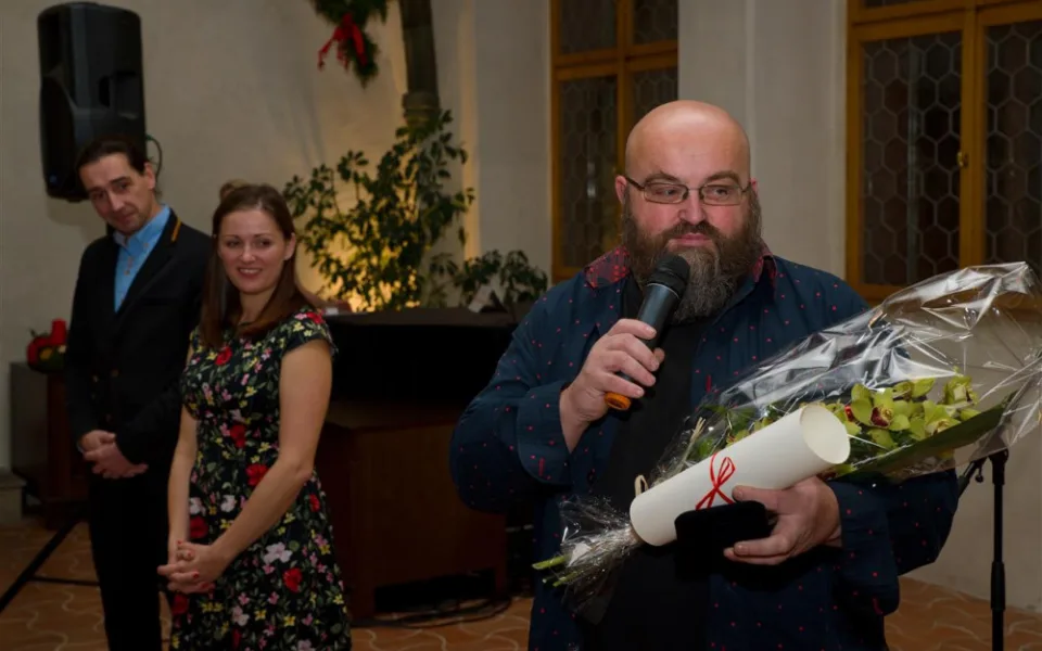 Zleva: uvolněný radní Daniel Škarka, primátorka Karolína Koubová a oceněný Petr Píša