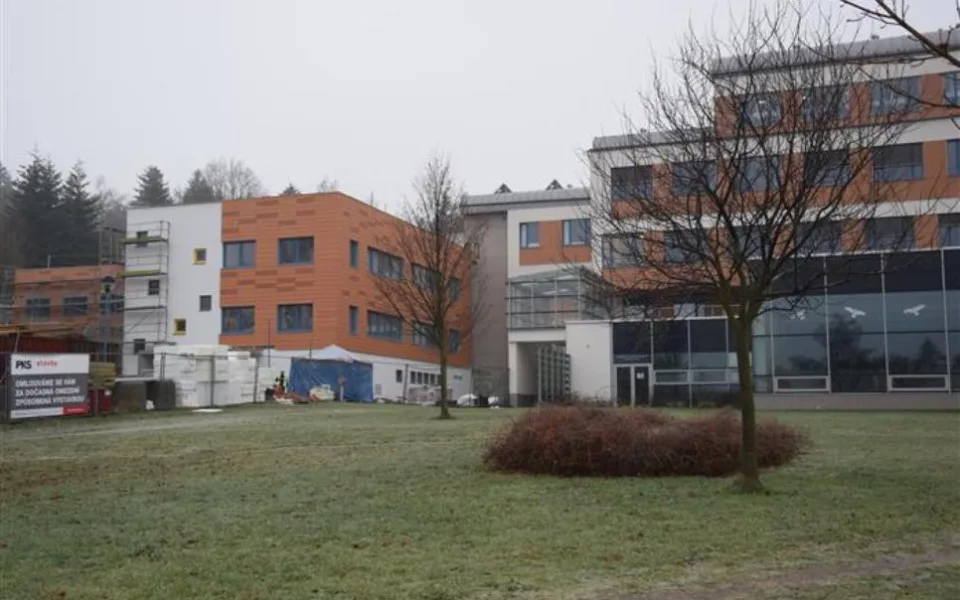 Stavba dětského pavilonu novoměstské nemocnice spěje do finále. Vše jde podle plánu