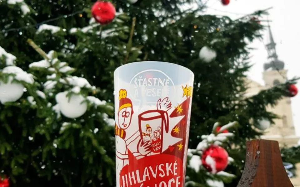 Na Vánočním jarmarku se bude pít z vratných kelímků. Budou mít jihlavské vánoční motivy