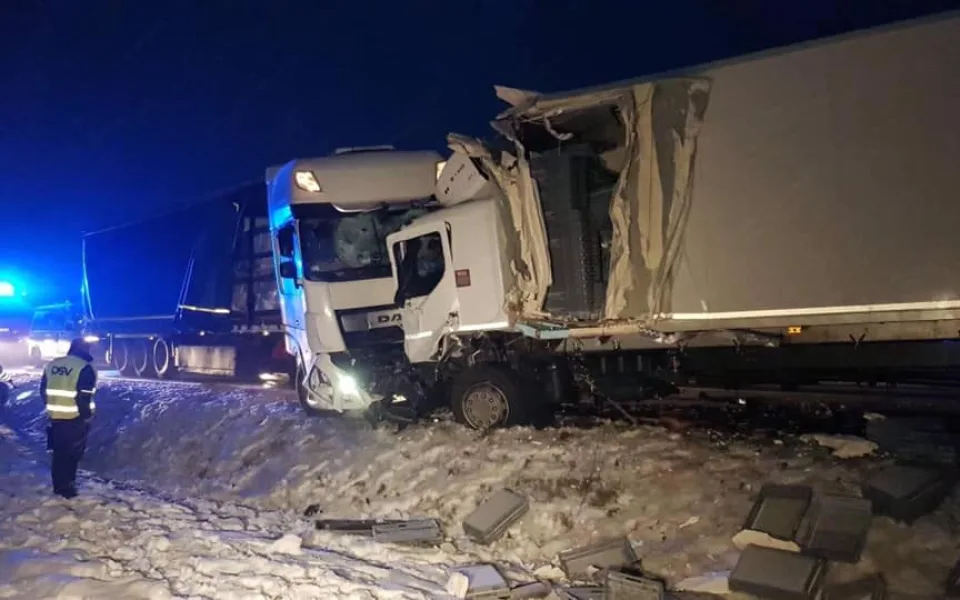 U Štoků se čelně střetly náklaďáky, doprava se zde řízena kyvadlově