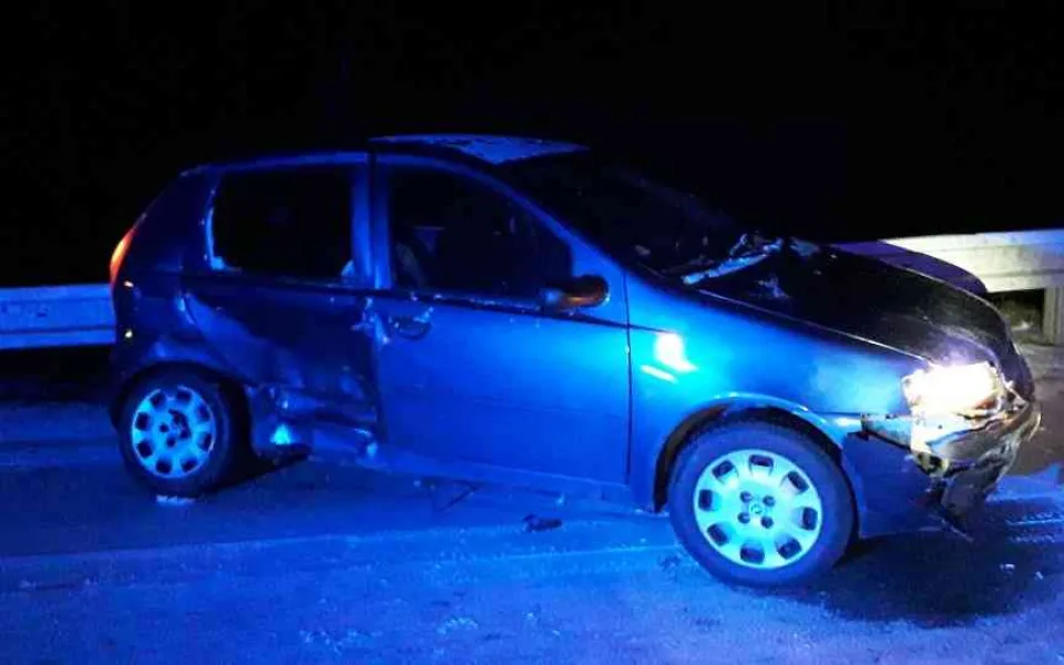 Ranní dopravní nehoda dvou osobních aut si vyžádala jedno zranění