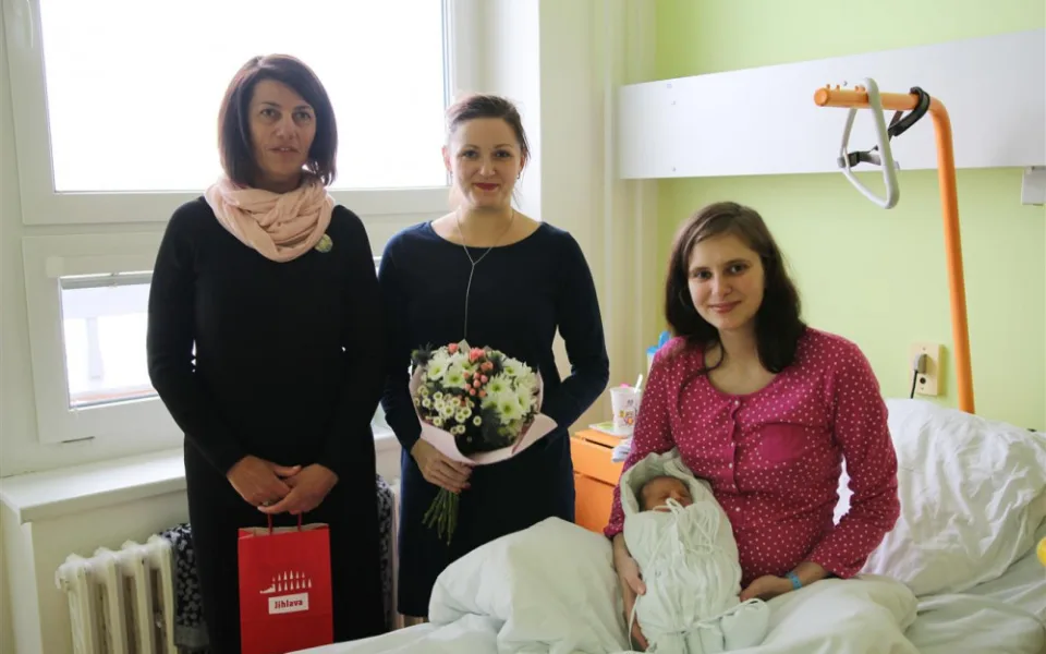 Prvním letošním občánkem Jihlavy je Jiřík. Přivítala ho i primátorka Karolína Koubová