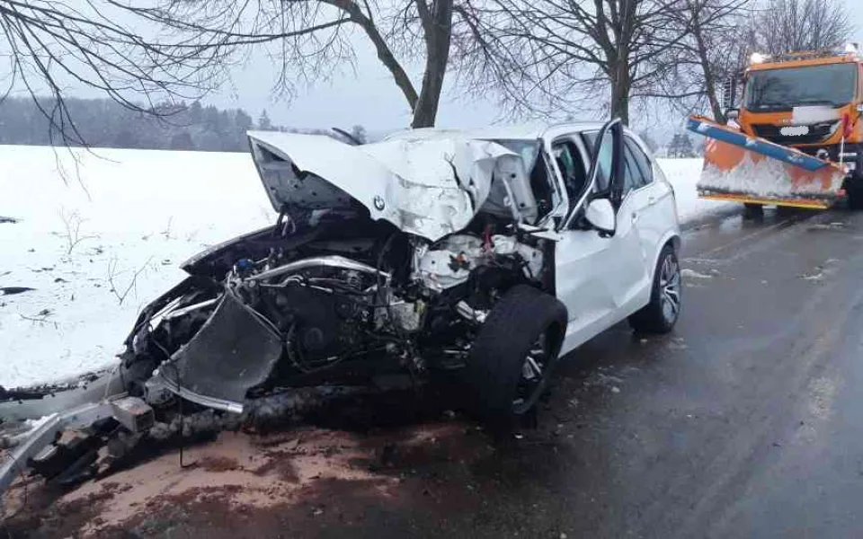 Osobní auto narazilo do stromu. Zranil se jeden dospělý a dvě děti