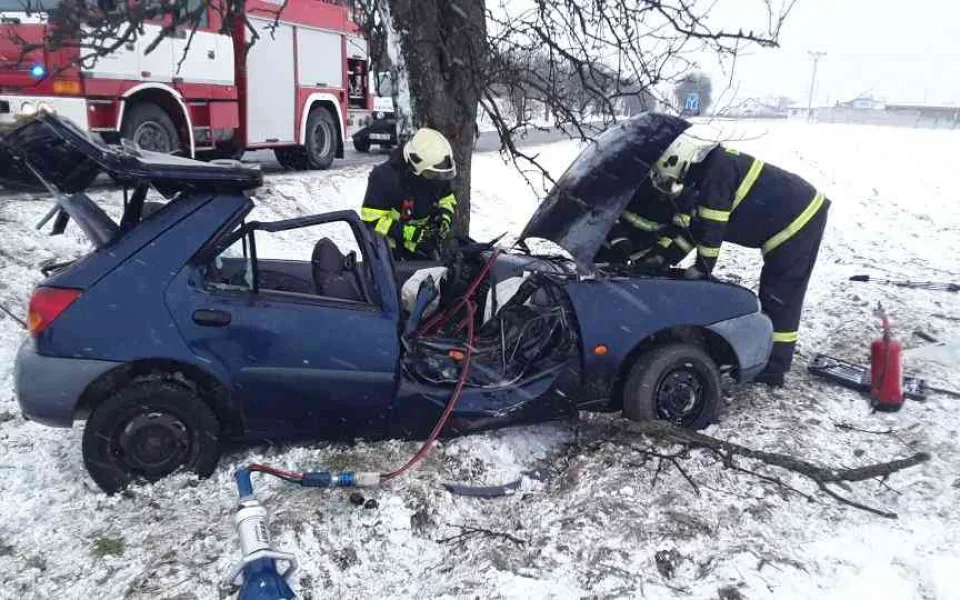 Řidička se svým autem narazila do stromu. Vyprostit ji museli přivolaní hasiči