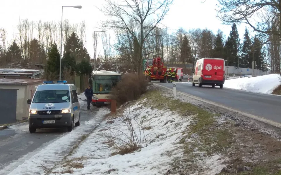 Havarovaný autobus na Telečské ulici