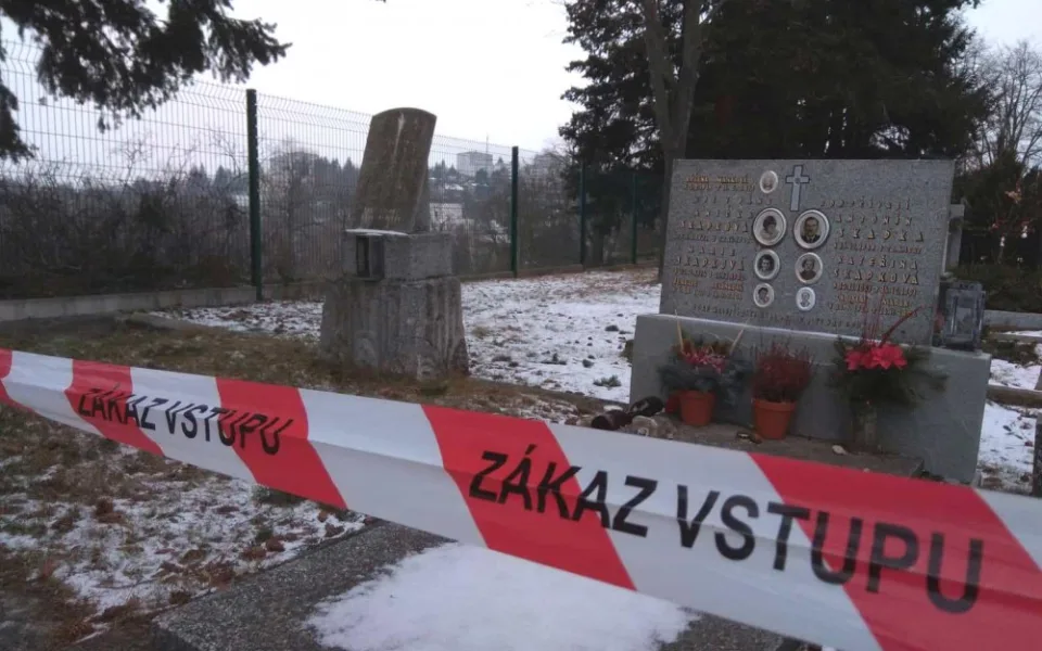 Do části hřbitova na Kalvárii byl omezen přístup. Kvůli skále, u které se sesula půda