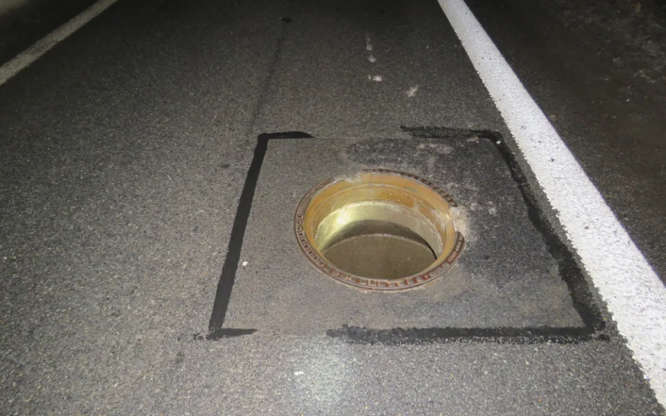 Řidič na přivaděči najel na poklop, který se zvednul. Úsek je uzavřený, byla vyznačena objížďka