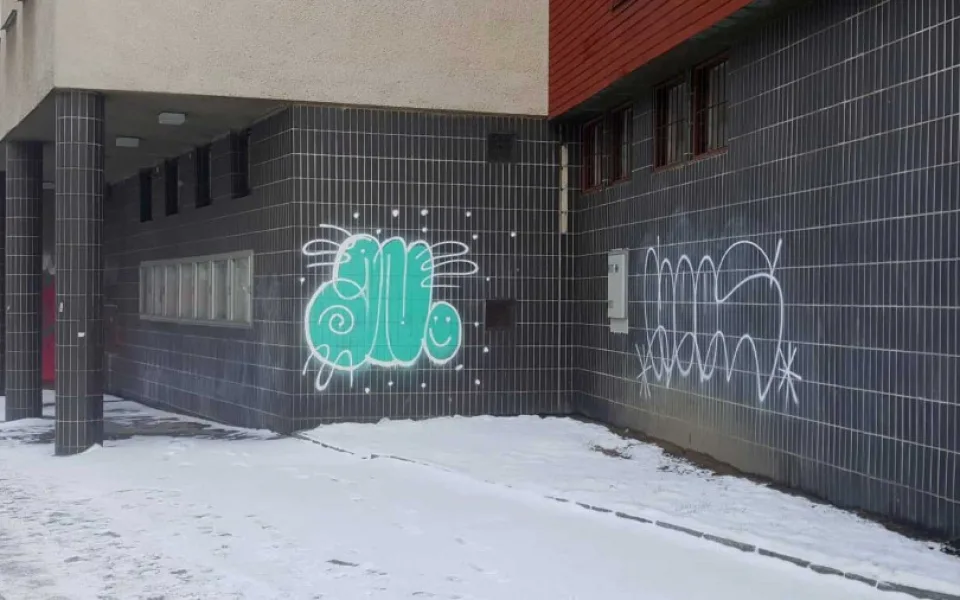  Jihlavskou Tolstého ulici „zdobí“ nové nápisy. Sprejera hledají policisté