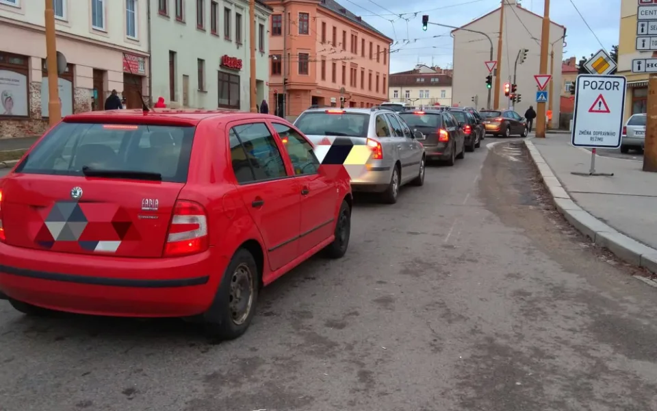 Kritizovaný semafor na Žižkově ulici si vyžádala policie kvůli bezpečnosti před plánovanou zastávkou
