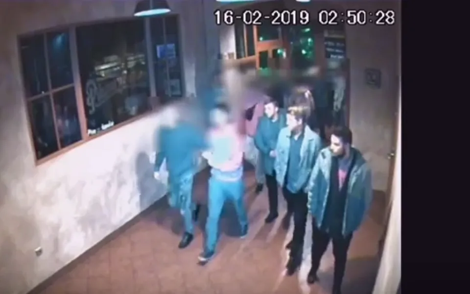 Napadení v Dělnickém domě. Policisté hledají trojici mužů na kamerovém záznamu