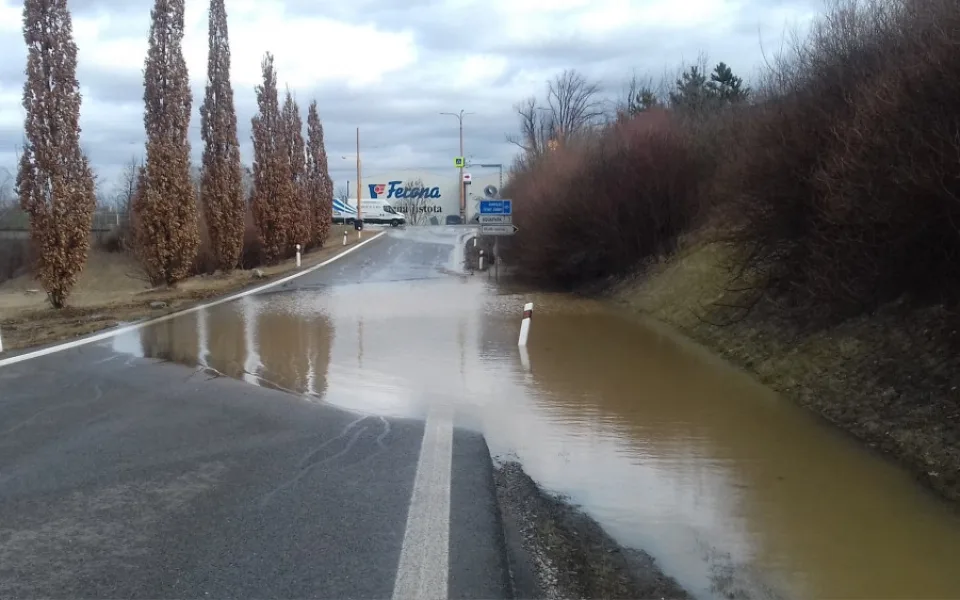 Havárie vody u bazénu Evžena Rošického. Zaplavena byla i přilehlá křižovatka