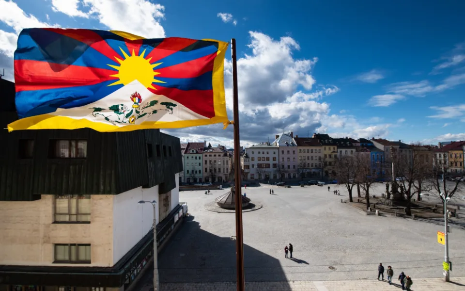 FOTO, VIDEO: Na radnici po dvou letech vlaje tibetská vlajka. Je to symbol solidarity, zní z radnice