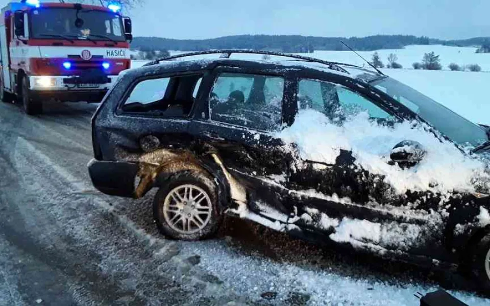 Ranní čelní střet dvou osobních aut skončil zraněním dvou lidí