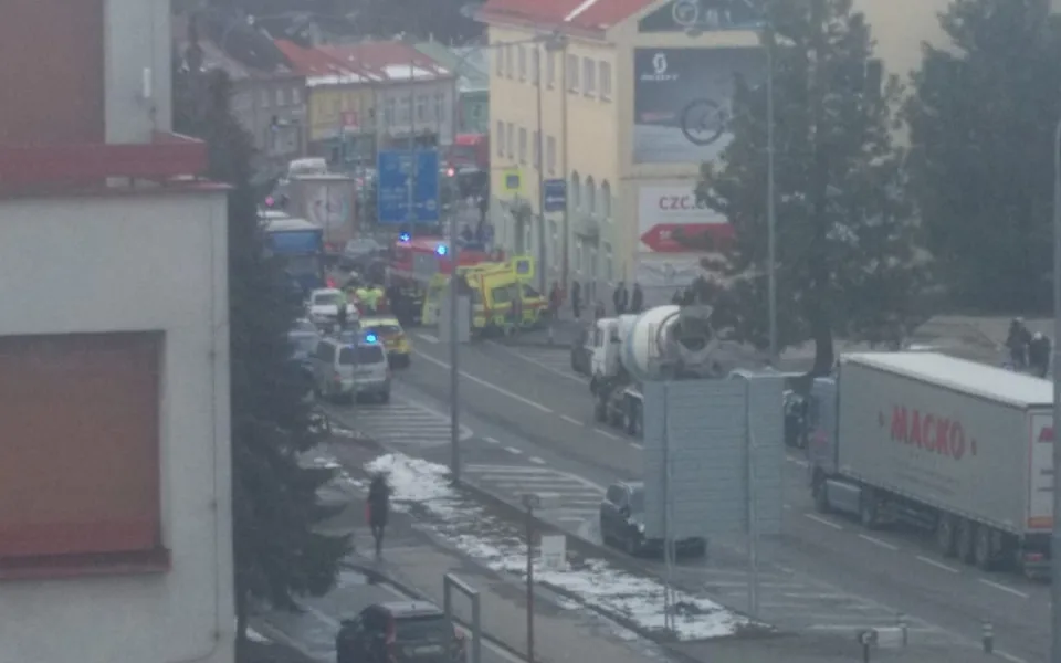 Chodkyni na přechodu srazilo osobní auto. Na místě podlehla svým zraněním