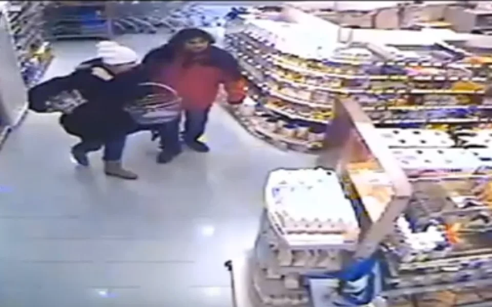 Krádež drogerie v City Parku: Nepoznáváte muže a ženu na videu?