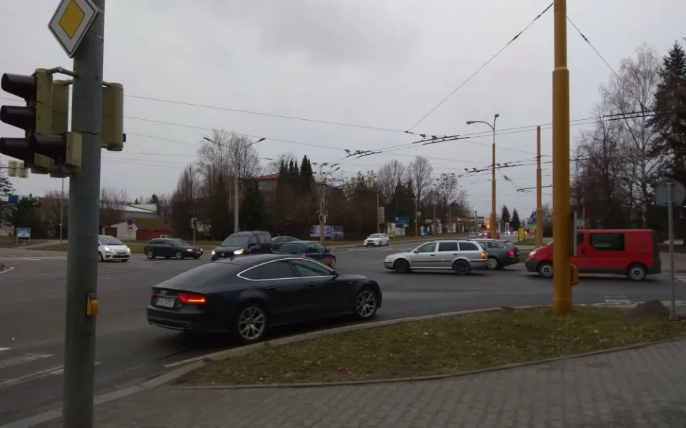 Kuriózní nehoda vyřadila světla na křižovatce u jihlavského Tesca. Ve špičce provoz řídí policisté