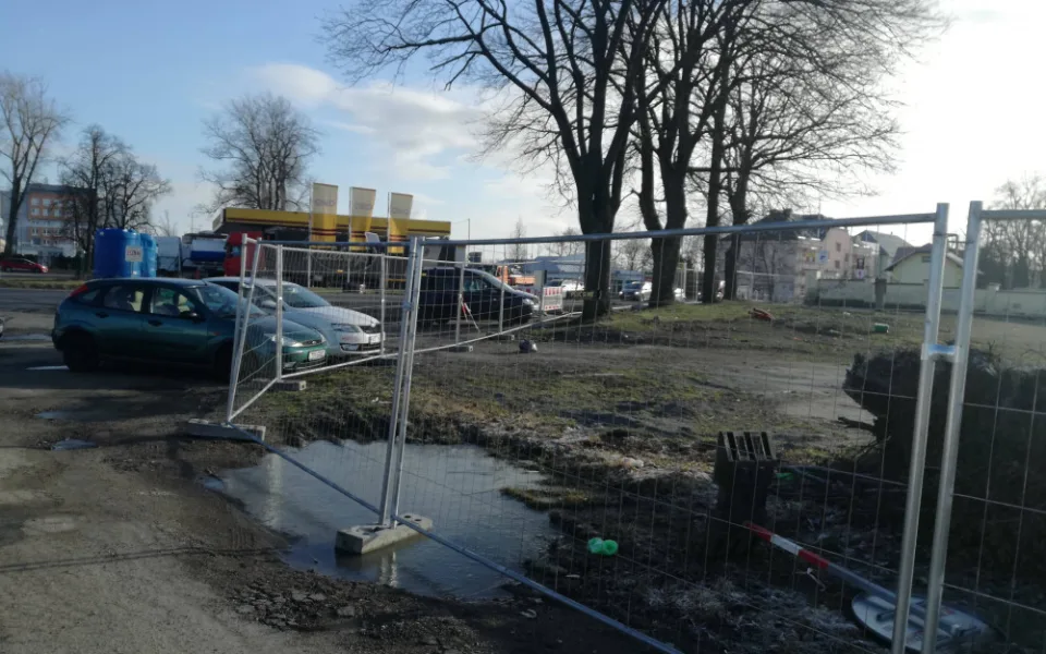 Práce na slibovaném P+R parkovišti v Jihlavě se minimálně o rok posouvají. Hledá se nový zhotovitel