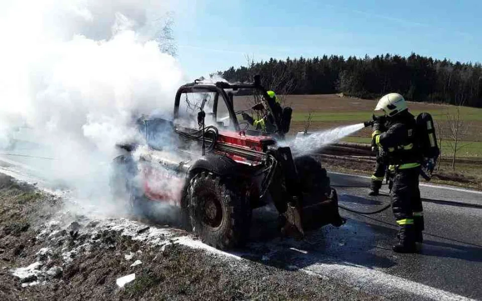 FOTO: Na Žďársku shořel zemědělský nakladač. Škoda je půl milionu korun