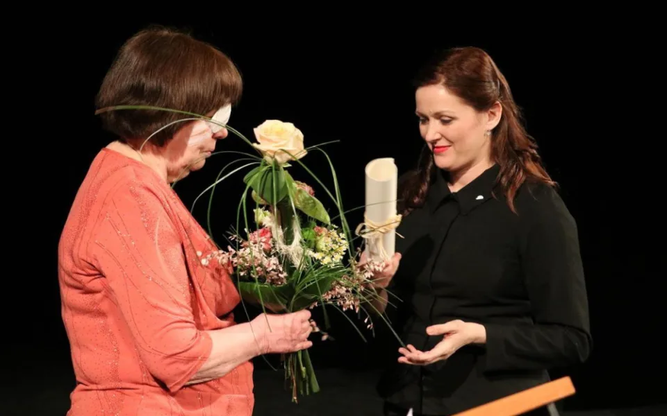 (vlevo) Anna Dvořáková s primátorkou Karolínou Koubovou