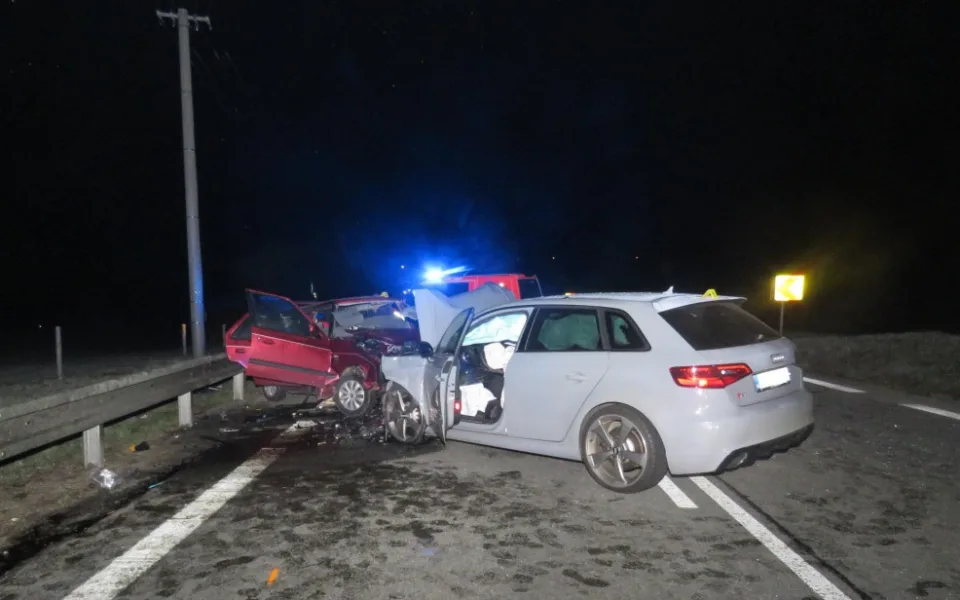 Čelní střet dvou osobních aut u Vílance nepřežili dva muži. Třetí skončil v nemocnici