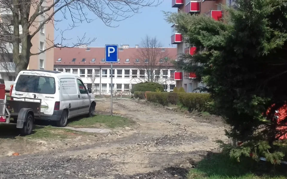 Na ulici Bří Čapků začala úprava komunikace. Parkování je pro obyvatele značně omezené