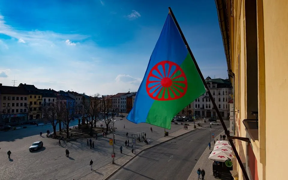 Dneska je mezinárodní den Romů, na jihlavské radnici proto zavlála romská vlajka