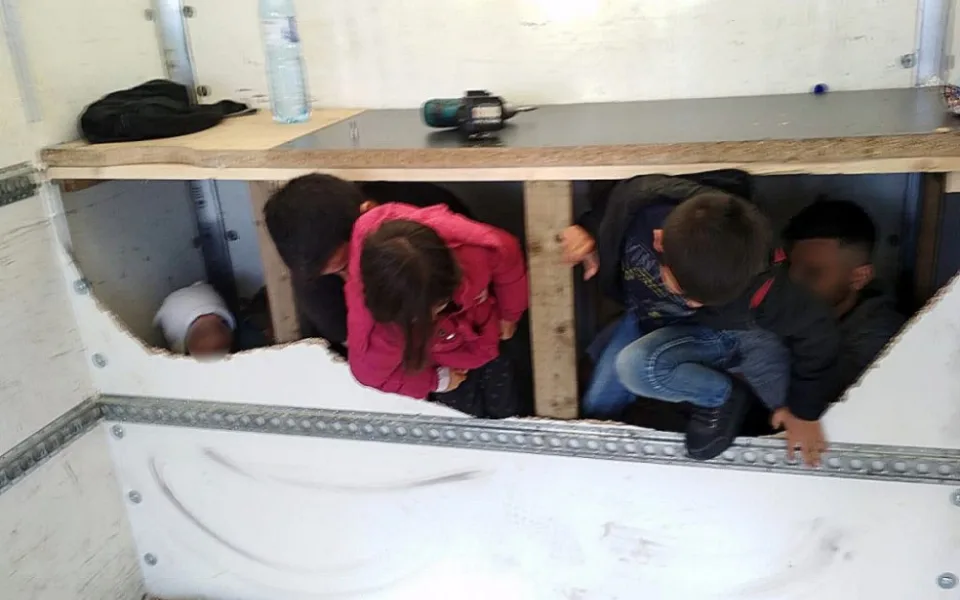 Policie našla v dodávce na dálnici D1 na Vysočině běžence. Z toho byly tři zhruba čtyřleté děti