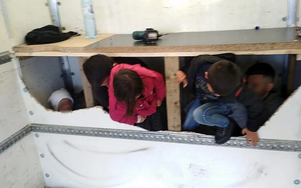 Cizinec, který převážel 13 migrantů včetně dětí, skončil ve vazbě. Běženci pochází z Iránu