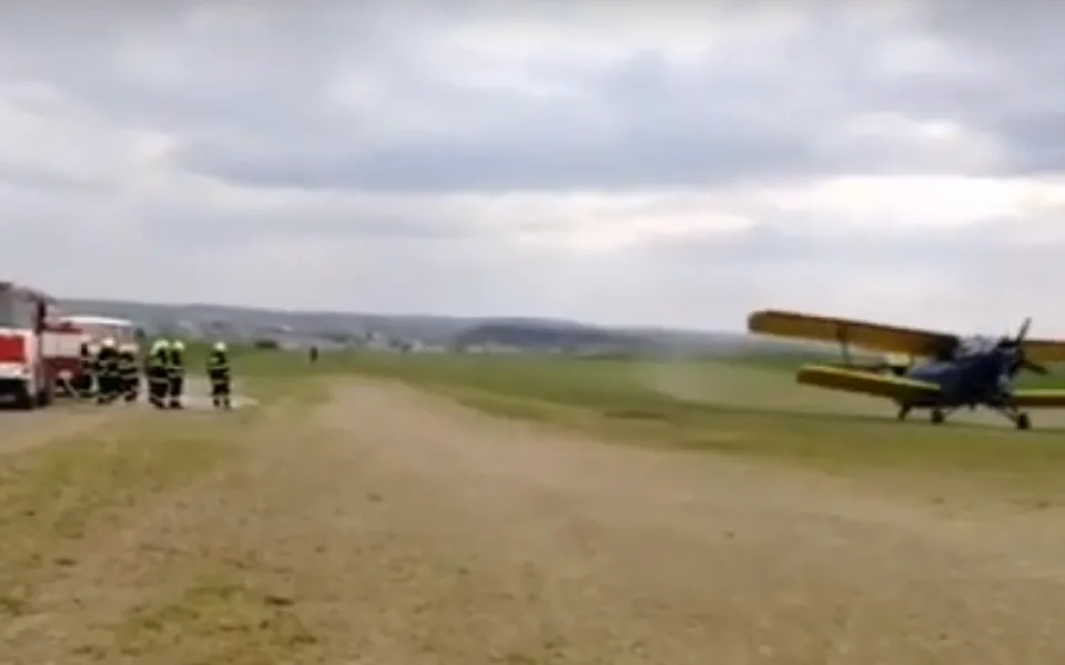Hasiči zasahují u požáru lesa. Na místě je deset jednotek, pomáhá i letadlo z Henčova