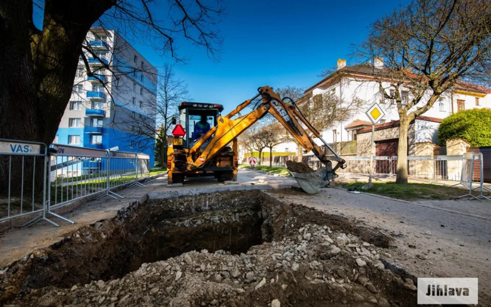 Telečskou ulici uzavřela porucha kanalizace. Opravy by měly trvat maximálně dva dny