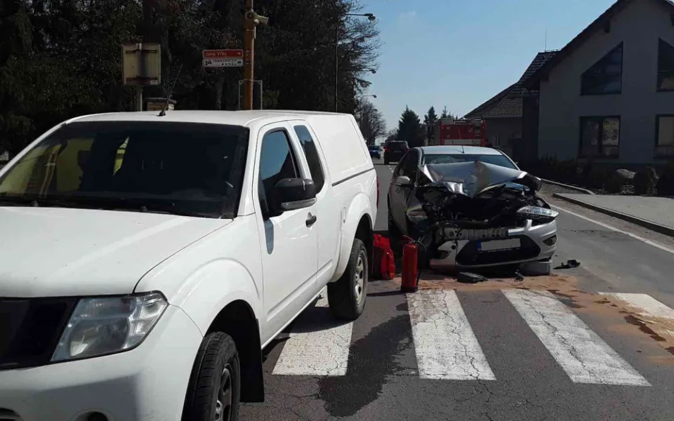 V Jemnici dopoledne bourala dvě auta. Jedna řidička skončila se zraněním v nemocnici