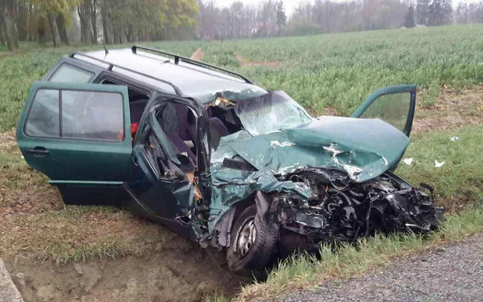 Odpolední nehoda dvou aut uzavřela silnici na Větrný Jeníkov. Dva lidé se zranili