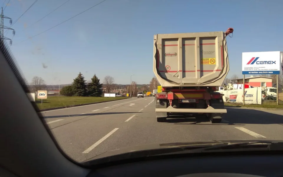 Na vjezdu do Havlíčkova Brodu od Jihlavy se tvoří dlouhé kolony, policie žádá o včasné dokončení oprav