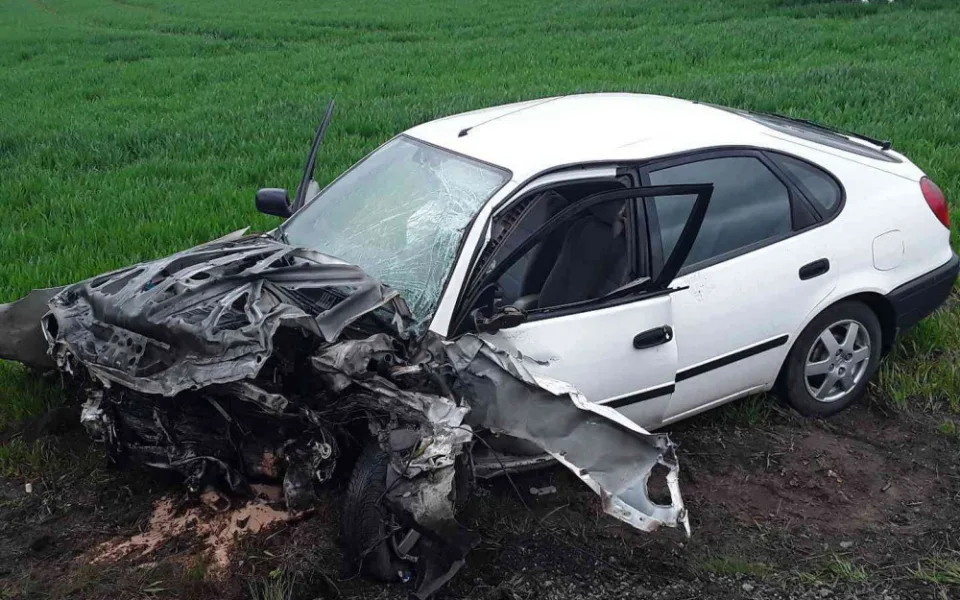 Nehoda náklaďáku se dřevem komplikovala dopravu na Jihlavsku. Zasahovali i leteční záchranáři