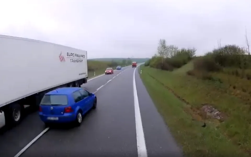 Nebezpečné předjíždění na obchvatu Jihlavy. To, že jsem přibrzdil a uhnul na stranu, zařídil reflex, říká předjížděný řidič